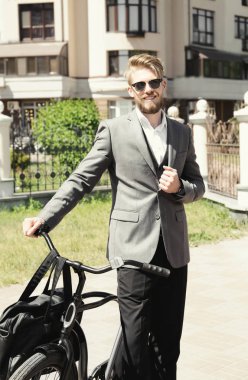 Bisikletli genç adam  