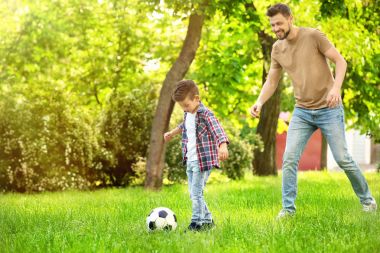 Baba oğul futbol oynuyor. 
