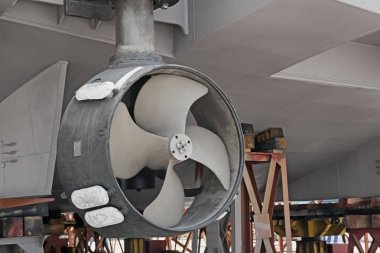 Pervane destekler üzerinde yüklü gemi 