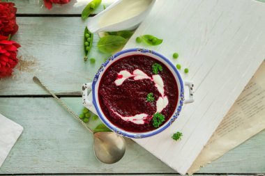Lezzetli pancar çorbası ekşi krema ile 