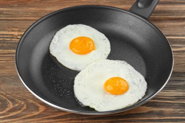 Kolay yumurta üzerinde ile kızartma tavası