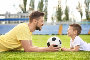 Baba ve oğul futbol topu ile  