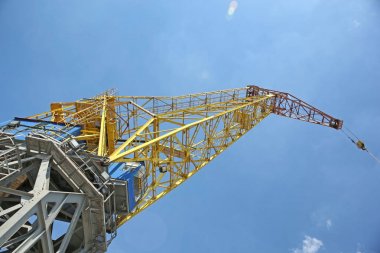 Gökyüzü karşı vinç Kaldırma