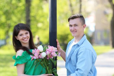 Parkta eğleniyor güzel genç Çift  