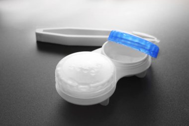 Kontakt lensler ve cımbız için kapsayıcı 