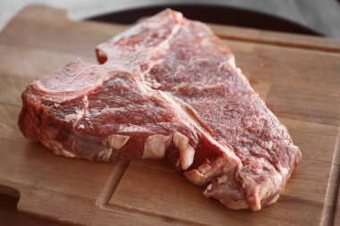 Ahşap tahta üzerinde taze çiğ biftek 