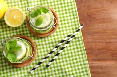 Kavanoz arka plan üzerinde taze limonata