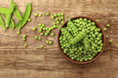 Taze yeşil bezelye ile kase 