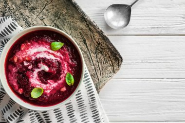 Lezzetli pancar çorbası ekşi krema ile  