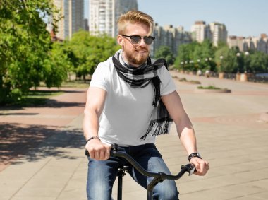 Bisiklete binen genç adam 