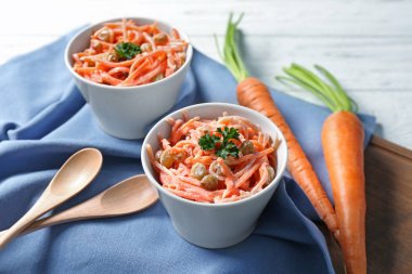 Lezzetli havuç kuru üzüm salatası 