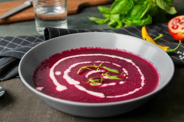 Lezzetli pancar çorbası ekşi krema ile 