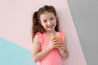 Bardak suyu ile sevimli küçük kız