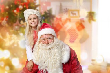 Küçük çocuk ve teddy ile otantik Noel Baba ayı evde, Noel ve yeni yıl kutlama