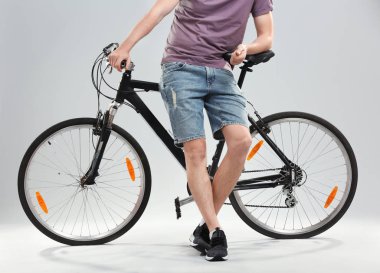 Bisiklet ile yakışıklı genç