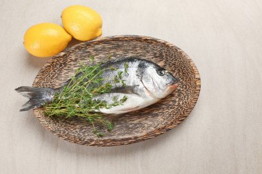 Taze dorado balık ile ahşap plaka 