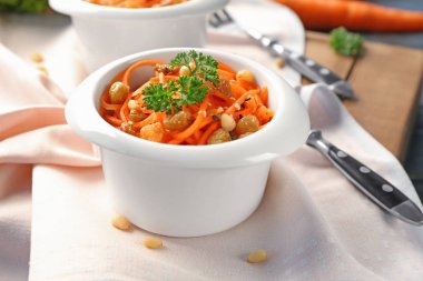 Lezzetli havuç kuru üzüm salatası  