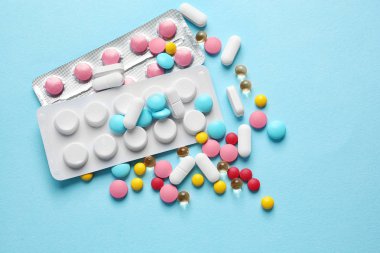 Arka plan üzerinde farklı hapları