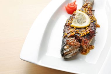 Lezzetli kızarmış balık ile plaka  