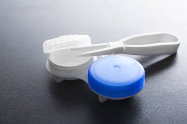 Kontakt lensler ve cımbız için kapsayıcı