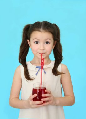 sevimli küçük kız içme suyu