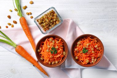 Lezzetli havuç kuru üzüm salatası 