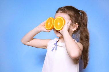 Sevimli küçük kız yarım portakal ile