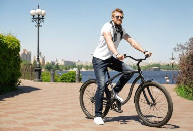 Bisikletli genç adam  