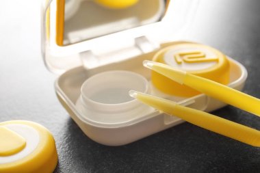 Cımbız ve plastik konteyner