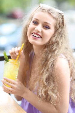 Genç kadın lezzetli suyu içme