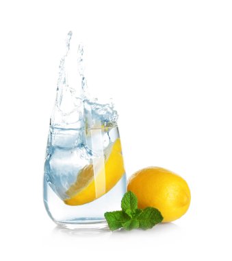 Bardak su ile limonata 