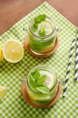 Kavanoz peçete üzerinde taze limonata