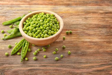 Taze yeşil bezelye ile kase