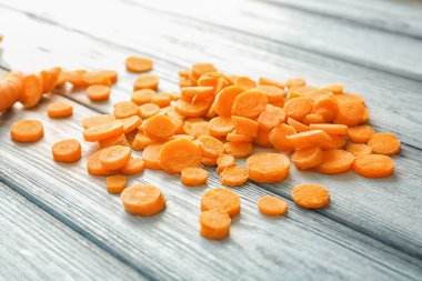 Arka plan üzerinde havuç dilimleri