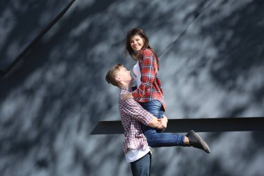 güzel genç bir çift eğlenmek  