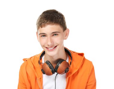 mutlu gülümseyen genç