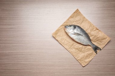 Parşömen taze dorado balık ile 