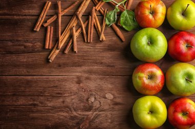 elma tarçın ile karıştırın 