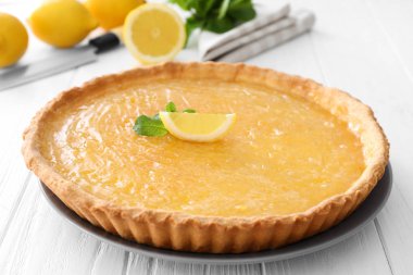 Beyaz masa üzerinde limon pasta