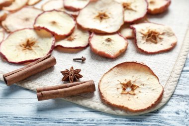 Elma cips ile kompozisyon 