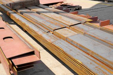 Tersanenin içinde metal iş parçaları