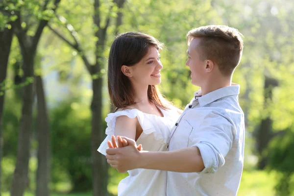 güzel genç bir çift dans 