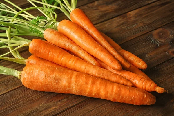 Zanahoria fresca y dulce en la mesa — Foto de Stock