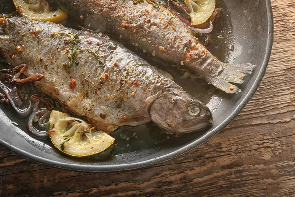 Lezzetli alabalık balık kızartma tavası 