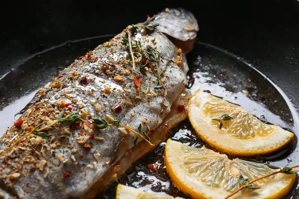 Lezzetli alabalık balık kızartma tavası  