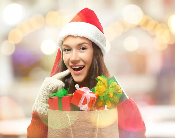 Jovem com presentes de Natal — Fotografia de Stock