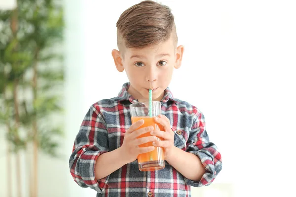 Söt liten pojke dricka saft — Stockfoto