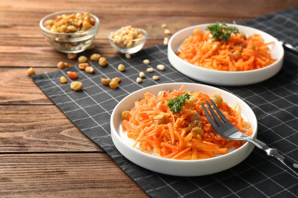 havuç kuru üzüm salatası ile plakalar