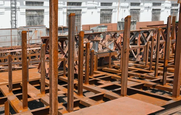 Metal kapları destekler 