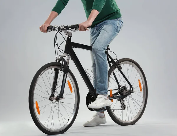 Bisiklet ile yakışıklı genç — Stok fotoğraf